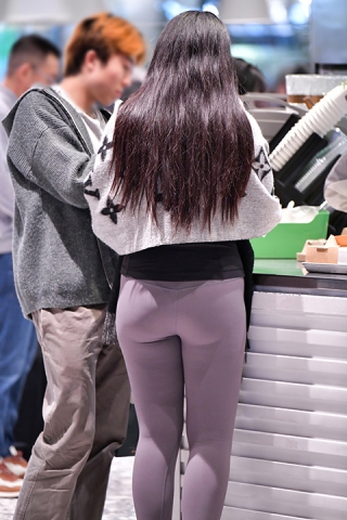 ★围巾紧身裤美女