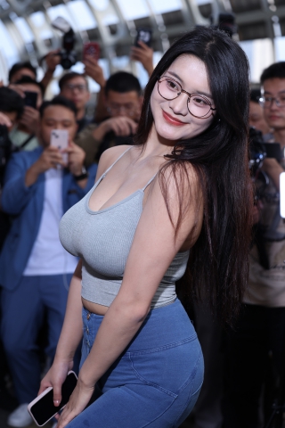 路上遇到个牛仔裤大胸mm