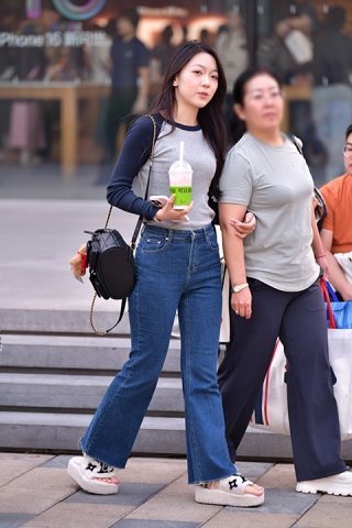 ★美甲清纯牛仔裤美女