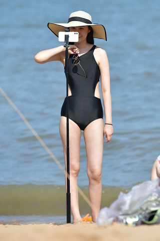 ★柔软沙滩自拍高挑美女