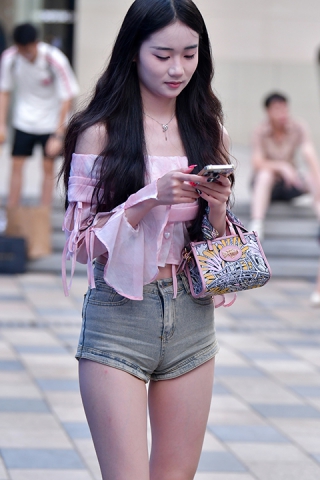 ★白皙牛仔热裤美女