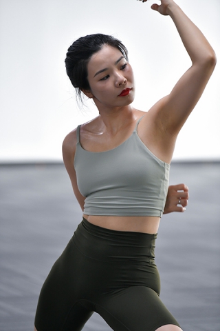 ★热汗扭转舒展瑜伽美女