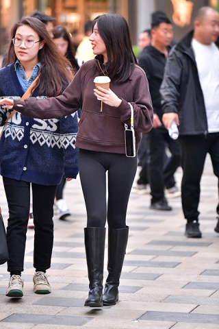 ★苗条黑紧身裤美女