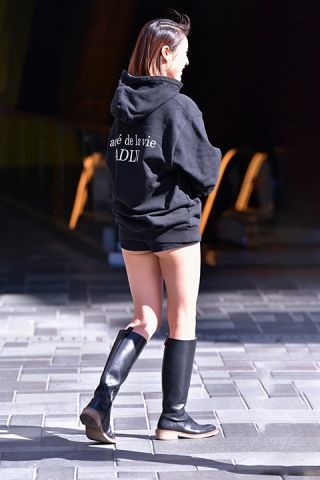 ★活泼超短黑热裤美女