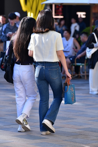 ★韵味微丰腴牛仔裤美女