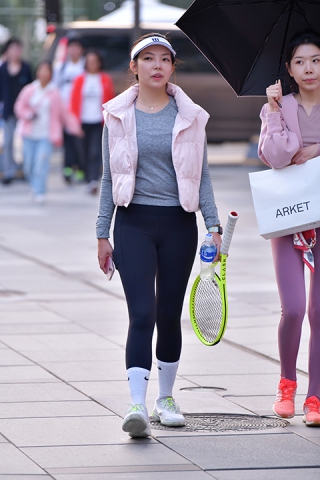 ★网球教练紧身裤美女