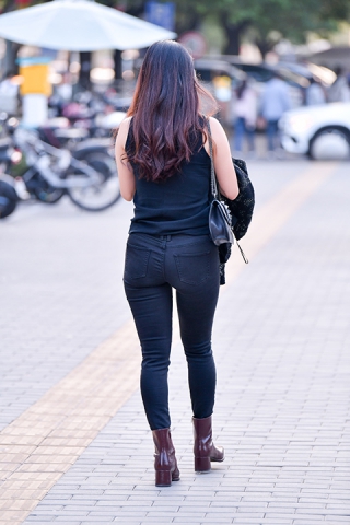 ★黑色牛仔紧身裤美女