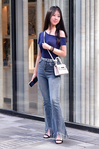 ★搭讪牛仔裤活泼小美女