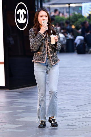 ★浅色牛仔裤美女