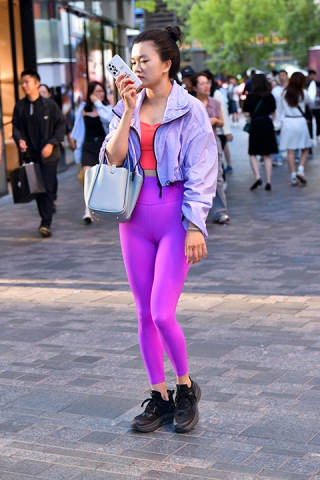 ★玫红瑜伽紧身裤美女