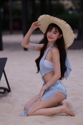 沙滩上的靓丽美女