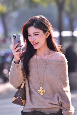 ★红指甲一字肩热裤美女