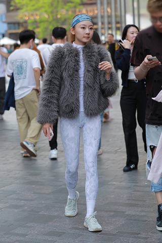 浅色瑜伽裤美女