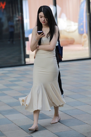 米色包臀裙美女