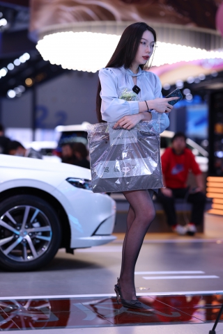 黑丝眼镜长发OL在直播