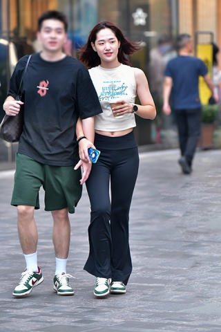 ★活泼黑紧身裤美女