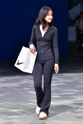 ★黑色紧身裤小美女