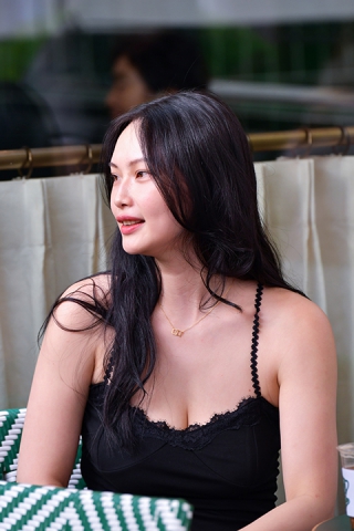 ★吊带黑裙美女