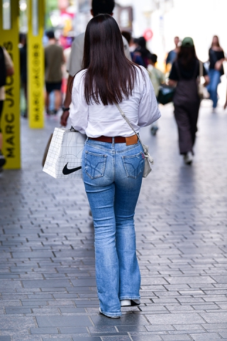 ★披肩发牛仔裤美女