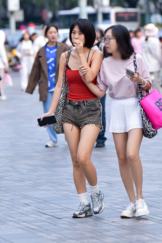 ★吊带红衫牛仔热裤美女