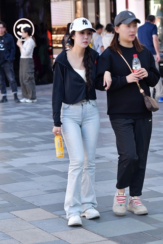 ★短衫浅色牛仔裤美女