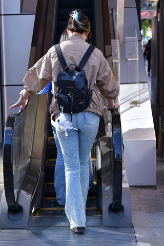 ★迷路浅色牛仔裤美女