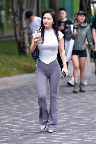 ★漂亮紧身裤美女