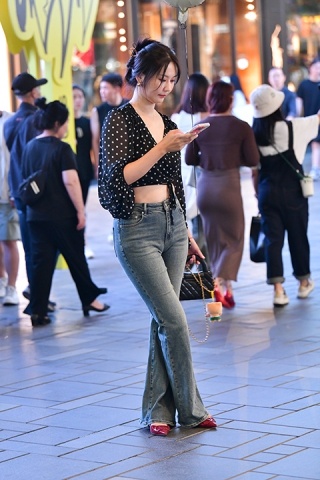 ★热气球牛仔裤美女