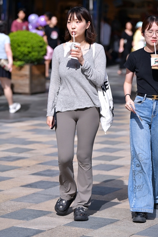 ★奶茶浅色紧身裤美女