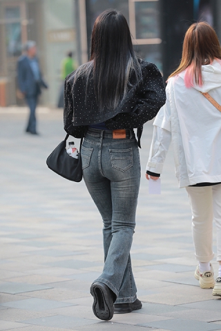 紧身牛仔裤美女