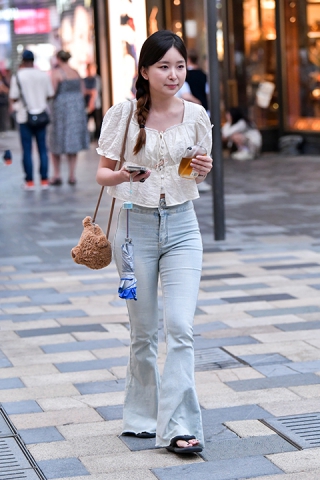 ★浅色牛仔裤美女