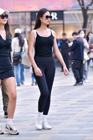 ★黑色吊带气质紧身裤美女