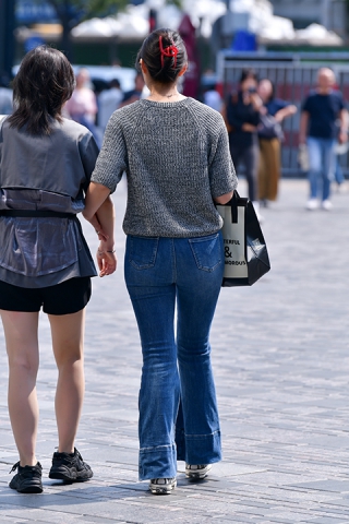 ★蓝色阔腿牛仔裤美女