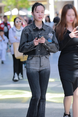 灰色牛仔裤美女