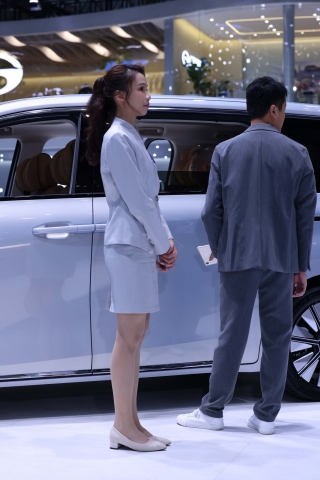 20241118像莫文蔚的肉丝女销售