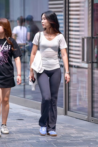 ★清纯紧身裤美女