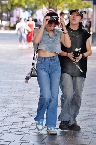 ★露脐牛仔裤美女