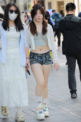 033 牛仔热裤小妹