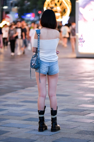 ★白皙高挑热裤美女