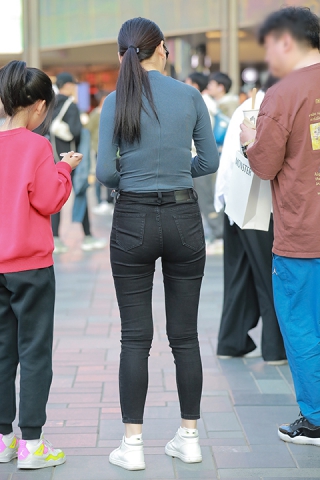 黑色紧身牛仔裤