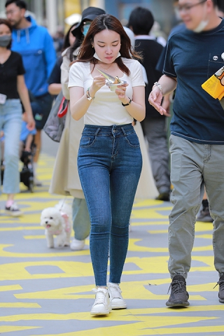 蓝色牛仔裤女友