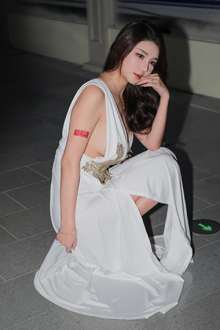 东方之门-大V领白裙