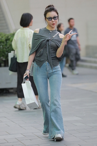 浅蓝牛仔裤灰上衣