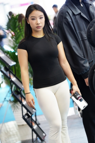 黑衣白色紧身裤