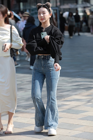 蓝色牛仔裤黑上