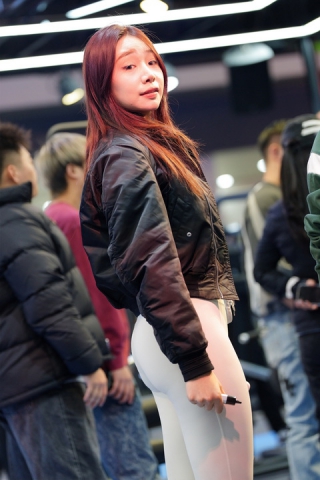 白色紧身瑜伽裤