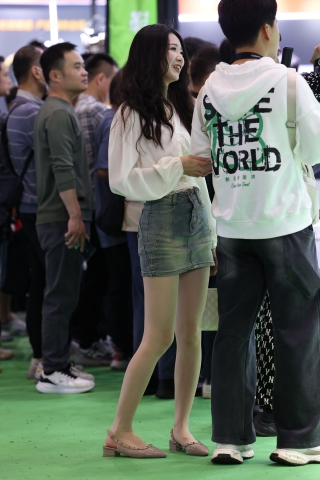 20250301这个路人小姐姐的肉丝美腿真漂亮