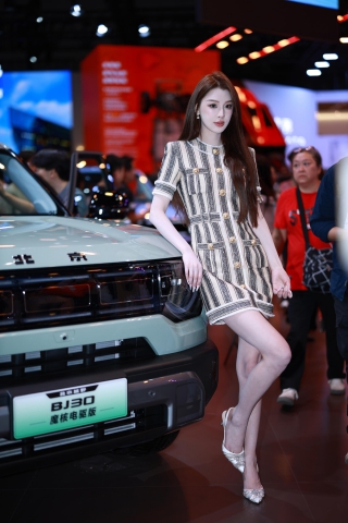 20250426车展上的长发美女（book）