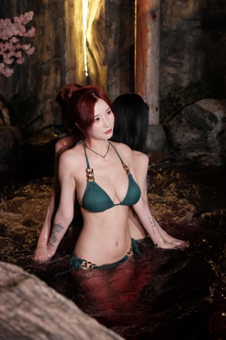 2025在温泉碰到三个漂亮妹子高