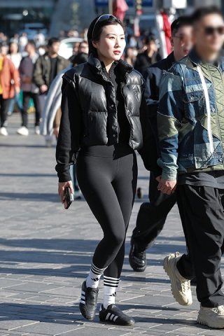 黑色紧身瑜伽裤